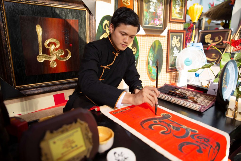 Ông đồ viết chữ thư pháp theo yêu cầu tại sự kiện Đỗ Nhật Thịnh Thư Pháp Việt