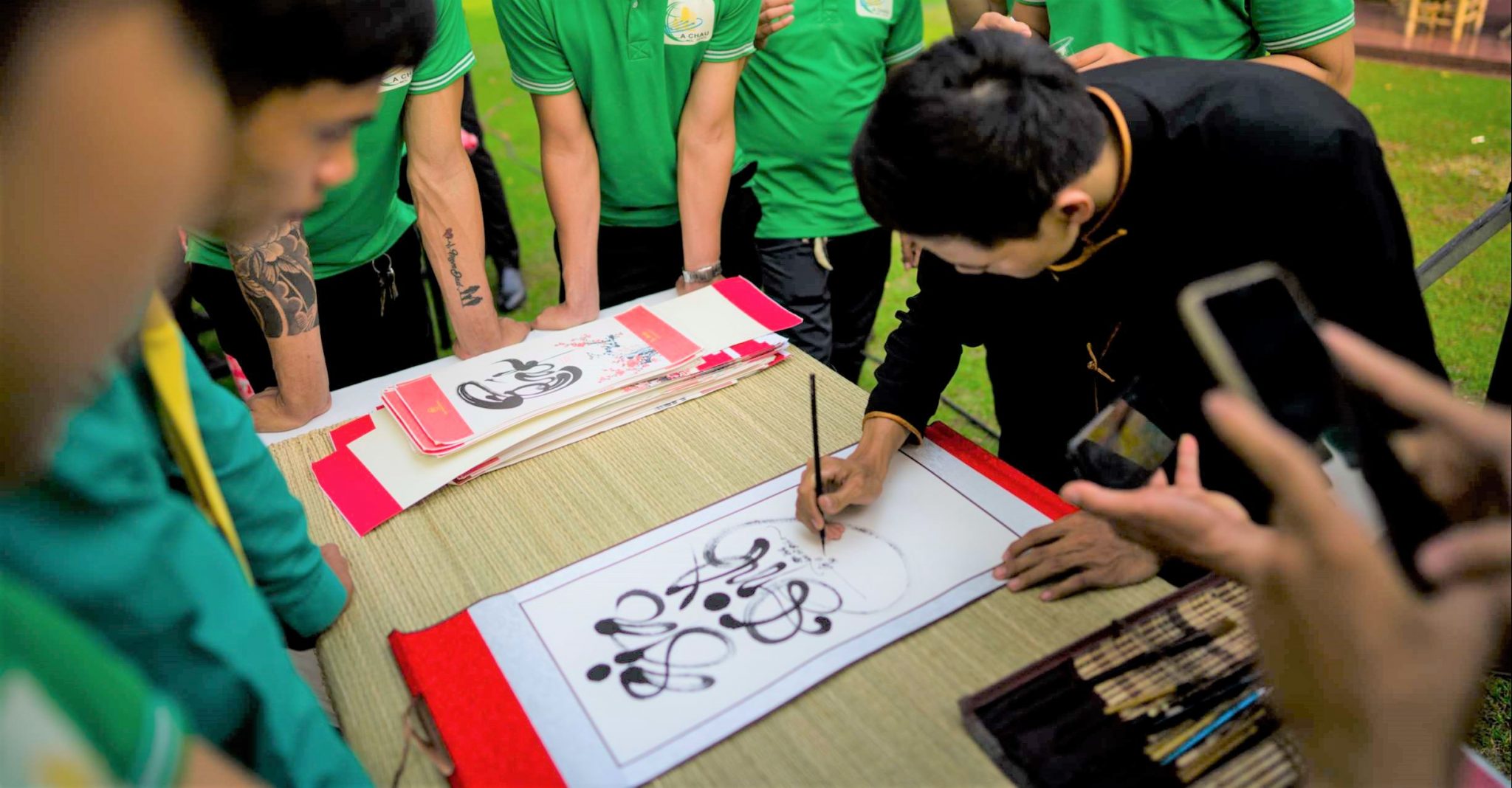 Thư Pháp Nhật Thịnh dịch vụ ông đồ tặng chữ thầy đồ thư pháp viết chữ thư pháp theo yêu cầu ông đồ thư pháp sự kiện Đỗ Nhật Thịnh Thư Pháp Việt